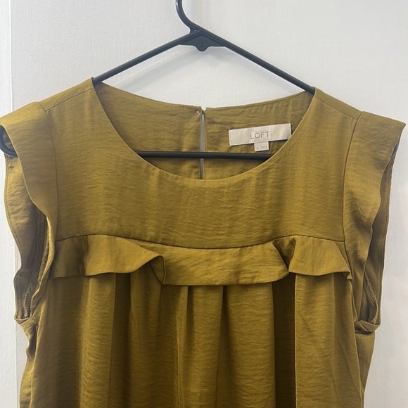 Ann Taylor LOFT silky satin fall top with ruffles - Picture 1 of 7